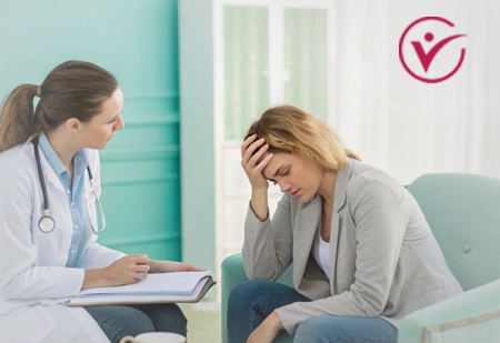 Врач помогает пациенту при стрессе